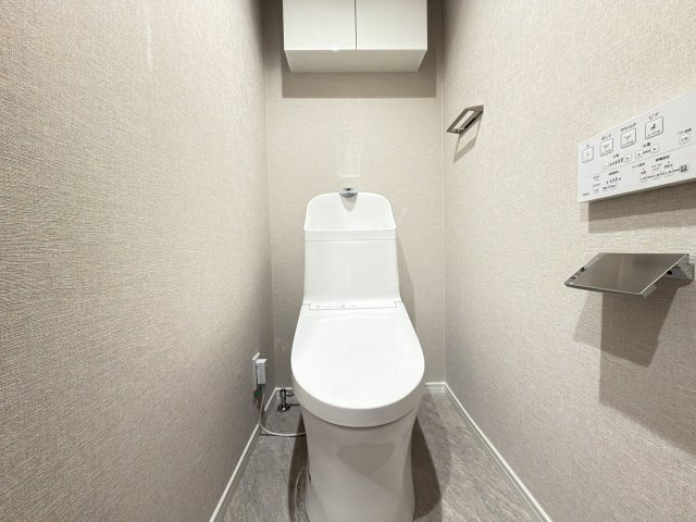【新品】温水便座付トイレに交換（収納棚付き）、とても綺麗で清潔感があります♪