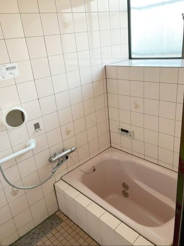 高い位置に大きな出窓があり、日中の採光がしっかりと取れる浴室です！