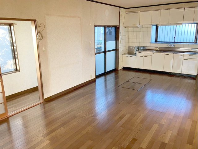 キッチン横には、外からの出入りができる掃き出し窓があり便利です！