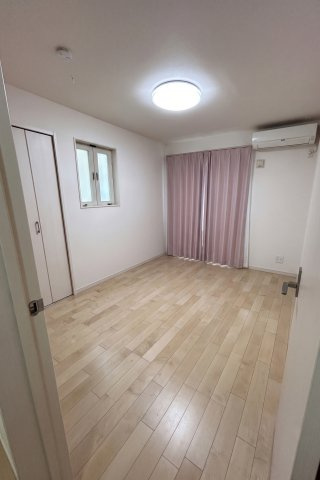 2階にある6帖の洋室。ベッドや机を置いてもゆとりがある広さで、主寝室としてはもちろん、子供部屋にも最適です。