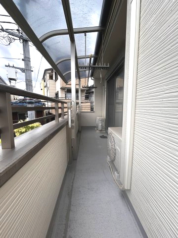 2部屋から行き来できる広々バルコニー。半分にルーフが付いているため、天気が不安定な日のお出かけ時でも安心です。