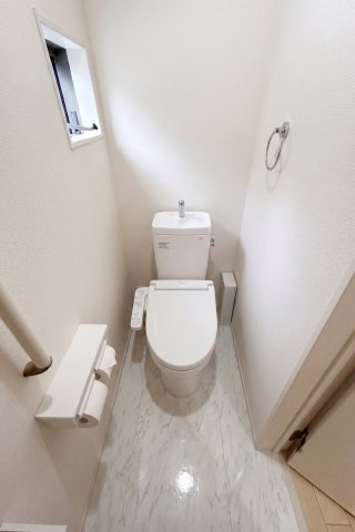 2階にもトイレを完備。忙しい朝の混雑を解消できるほか、夜中に1階まで階段を売り降りする手間が省けるため非常に便利です。