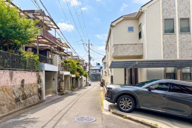 道路：物件の北東側道路。車通りの少なく、直線のため車の走行も簡単にできます！