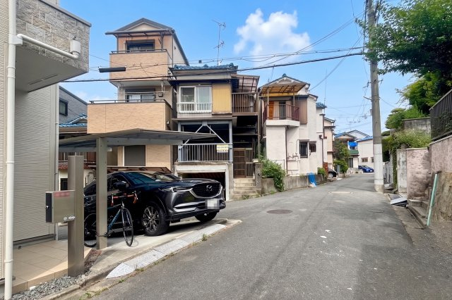 道路：北東側道路を物件側から見た写真。閑静な住宅街で、住民の方以外の通行が少なめ。