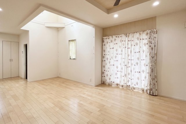 掃き出し窓と吹き抜けから、自然光がしっかりと入る家族団らんの場所。窓から庭へアクセスできて、家と外を繋げる開放的な空間を感じられます。