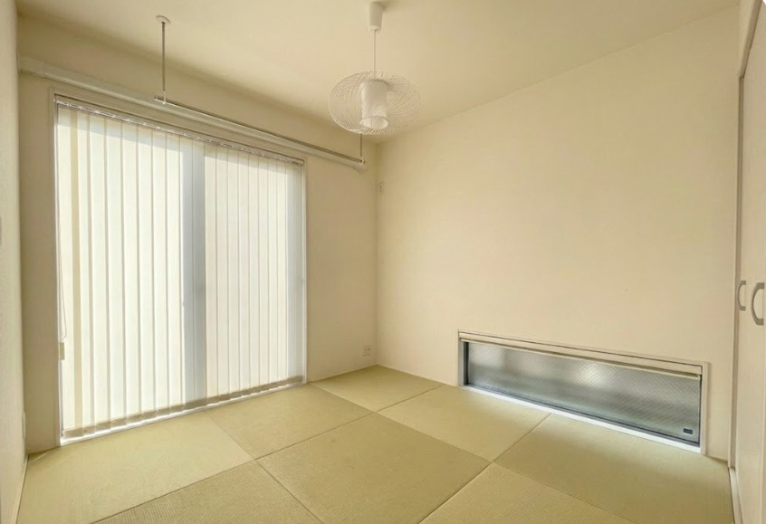 南向きの明るい光が差し込む心地よい和室。来客時の客間としてはもちろん、子どものお昼寝スペースや家事部屋としても活躍します。収納があるため生活用品をすっきりしまえて、常に整った空間を保てる点が魅力。