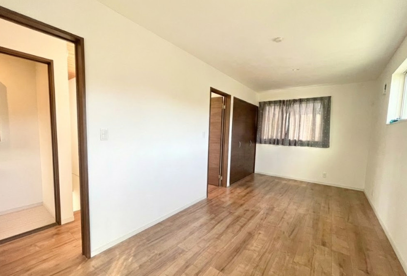 シンプルで使い勝手の良い広めの洋室。子ども部屋や趣味室、セカンドリビングなど多目的に使える柔軟性が魅力。明るい光が入り、どんなインテリアにも合わせやすい白基調の室内。収納も確保されております。