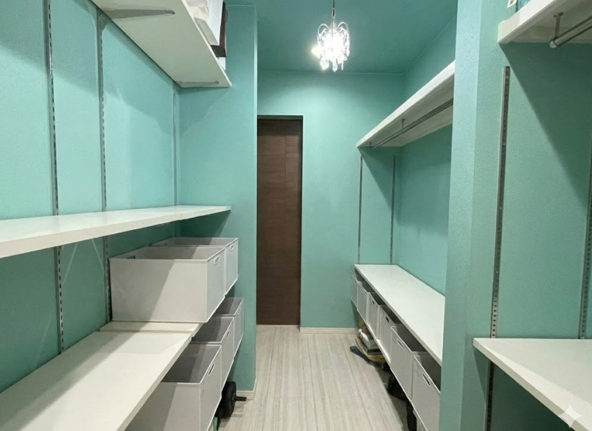 個性的でかわいいターコイズカラーが目を引くウォークインクローゼット。棚とパイプがしっかり配置され、衣類から小物まで効率よく収納できます。奥行きもあり、季節物や大きな荷物もすっきりしまえる広さ。