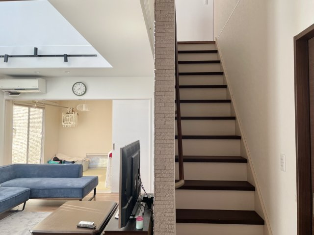 リビングと階段が緩やかにつながる設計で、家族が自然と顔を合わせられる安心感のある動線が魅力。吹き抜けから光が入り、階段まわりも明るく開放的。リビング横の和室とのつながりも良く、生活の幅が広がります。