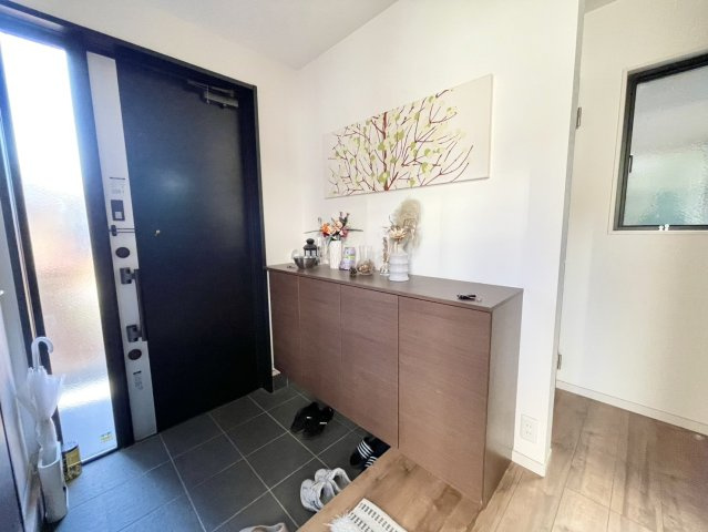 明るい採光窓が心地よい玄関スペース。大容量のシューズボックスが備わり、靴や小物をすっきり収納できます。落ち着いた木目の扉とディスプレイスペースがあり、季節の飾り付けを楽しむことも可能。