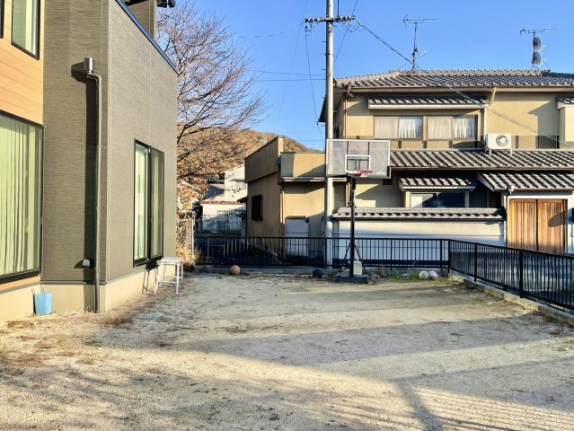 建物横に広く確保されたフリースペースは、家庭菜園やお子さまの遊び場としても活躍します。周囲が開けているため日当たりも良く、洗濯物やレジャー用品の収納スペースとしても便利。多用途な屋外スペースです。