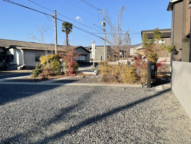 手入れされた植栽と砂利敷きが美しい、落ち着いた雰囲気のアプローチ。季節ごとに異なる彩りが楽しめ、四季の移ろいを身近に感じられる空間。駐車スペースも広く確保されており、来客時にも便利。