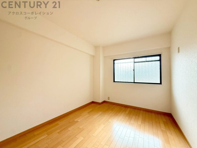 子供部屋…創造性や成長を促す遊びの空間を提供。学習や趣味に集中できる環境を整えます。個別のプライベートスペースは自己表現と自立心を育み、心地よい睡眠環境を整えリラックスできる場所を提供。