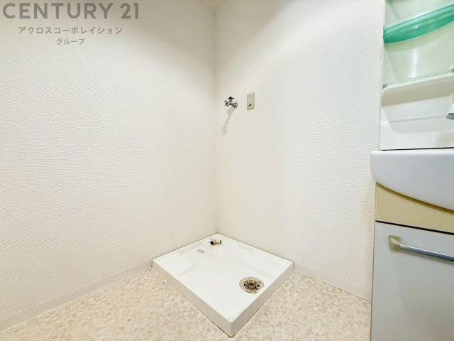洗濯物の仕分け作業がしやすく、整理整頓が容易になります。洗濯音や湿気を他の部屋に持ち込まず、生活環境を快適に保ちます。上部を活用すれば収納スペースを確保でき洗剤や洗濯用品の整理もしやすくなります。