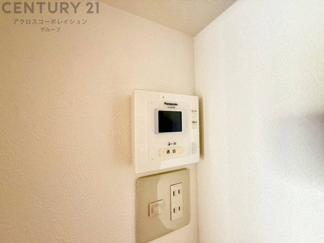 訪問者が来たときにテレビ画面で確認できるため、安心してドアを開けられます。録画機能があるものもあり、留守中に来訪者を記録しておくことができます。利便性が高く、セキュリティ面でも安心です。