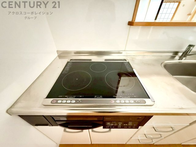 多数の調理器具を同時に使用でき、料理の効率化が可能。省エネで節約になり、様々な料理スタイルに適応できます。また、火力調整が独立しており、手入れや掃除もしやすく、今よりもっとお料理が楽しくなるかも。