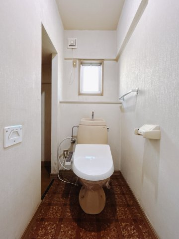 ■トイレ｜白を基調としたトイレになっています。窓付きなので常に換気もでき、綺麗を保てます♪