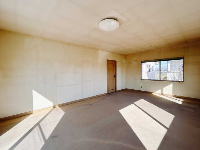 ■2階洋室｜2階洋室には大きな窓をご用意しています。日中はあたたかな日差し差し込み自分時間も充実できますね＾＾