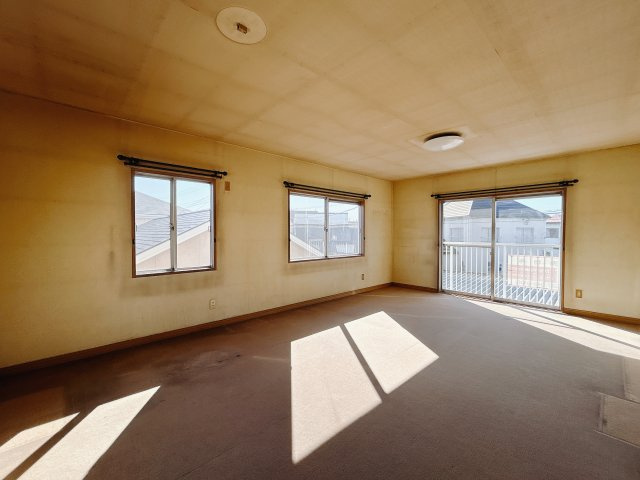 ■2階洋室｜3面採光で明るい2階の洋室。全部屋フローリングなので、お掃除がしやすいです♪大きな収納もあって嬉しい！