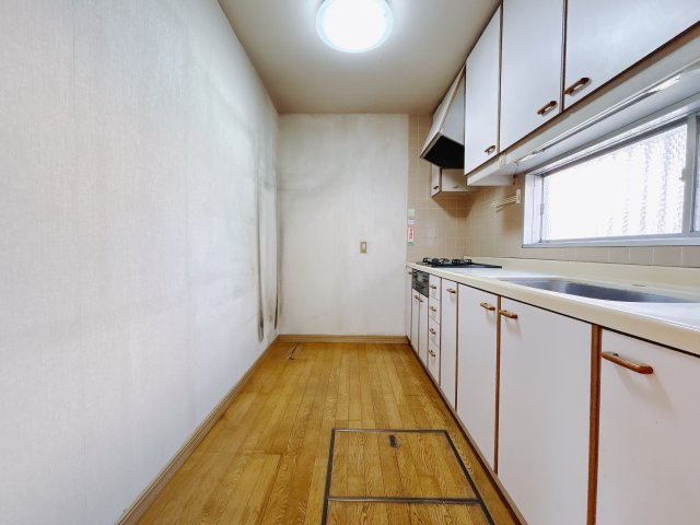 ■キッチン｜ワークトップの幅が広く、お子様といっしょにお料理をつくったり、ちょっとしたパーティーも楽しめます。フラットなのでお掃除がしやすいのもポイントです♪