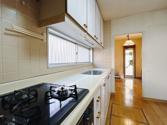 ■キッチン｜大きなお鍋や調理用具のも出し入れラクラクな収納がたっぷり！毎日使う場所だからこそ、無理のない姿勢で作業できるのは嬉しいポイントですね(*＾＾*)♪