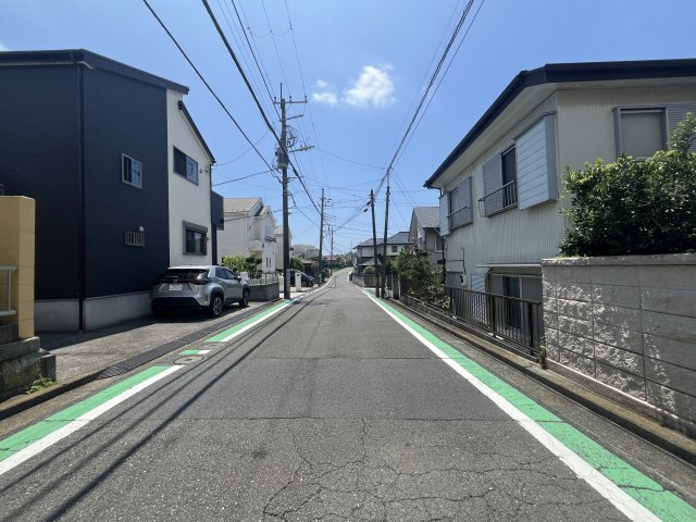 前面道路は東側公道に接道しています