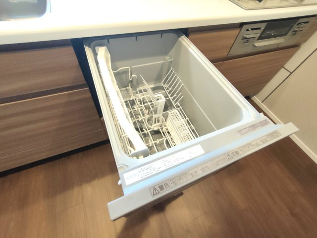 【食器洗浄乾燥機】　後片付けが楽になる食器洗浄乾燥機付き！環境にも手荒れにも優しい、嬉しい設備です。
