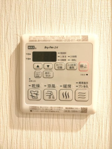 【浴室換気乾燥暖房機】　雨天の洗濯物の乾燥や冬場の暖房、浴室内の換気など、様々な用途に使うことができます。