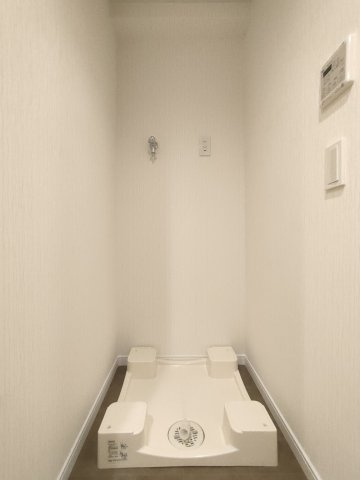 【室内洗濯機置き場】　収納棚を設けていないため、お好みの使い方が可能です。