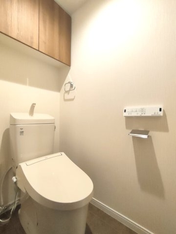【トイレ】　洗浄機能付きトイレ。上部には収納付で、トイレットペーパー等、買い置きもしやすそうです。