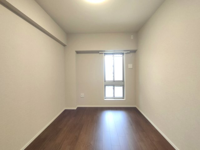 【洋室約6.0帖】　全ての居室に収納と窓を備えており、過ごしやすい空間となっています。