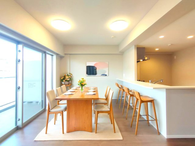 【LDK約12.4帖】　開放的な自遊空間。季節ごとに壁飾りや家具の配置を変えて楽しめます。　※家具・家電はCGによる加工イメージです。