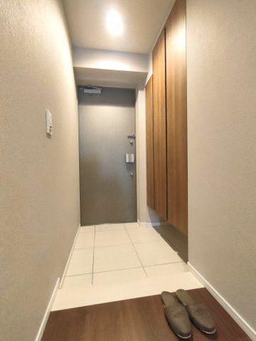 【玄関】　優しい雰囲気の玄関、家族の帰りを暖かく迎えてくれます♪