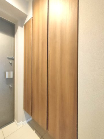 【玄関収納】　天井まで高さのあるハイタイプの玄関収納を備えており、ご家族の季節のお履き物もしっかりしまっておけます。