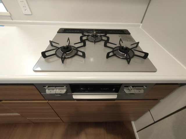 【3口ガスコンロ】　3口コンロ、グリル付きでお料理のレパートリーも増えそうです。