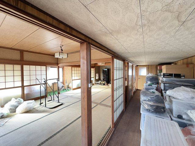 障子や木枠の建具が味わい深い和室。自然光がやわらかく差し込みます。複数室がつながることで、多目的に活用可能。寝室や客間、趣味部屋など用途はさまざま。日本家屋ならではの広がりある空間設計が魅力です。