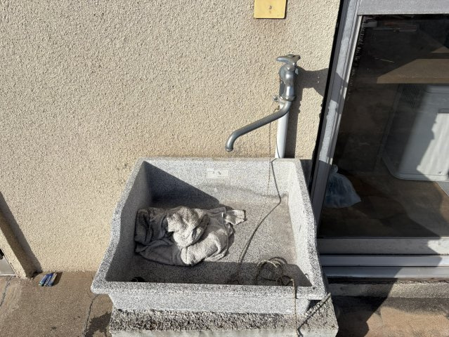 屋外に設置された流し台は、農作業後の手洗いや掃除、工具洗浄などに便利。屋内を汚さずに作業できる実用的な設備です。作業場がある本物件ならではの利便性。ガーデニングや家庭菜園を楽しむ方にも嬉しいポイント。