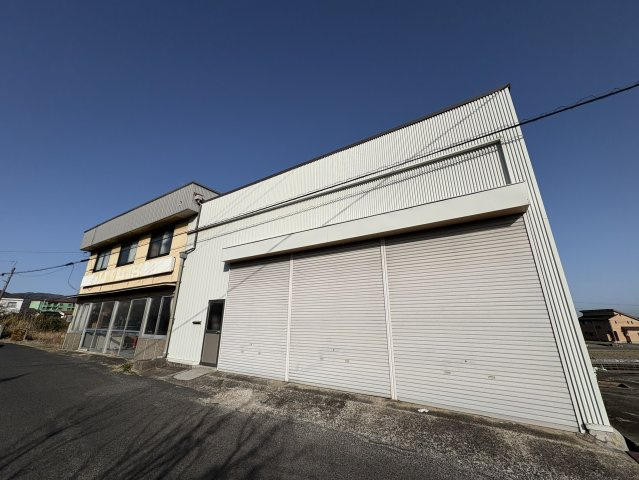 大型シャッター付きで車両の出入りもスムーズ。トラックや資材の搬入出がしやすく、事業用途に適した造りです。住居部分と隣接しており、住居兼事業所としての利用も可能。自由度高く使える点が魅力です。