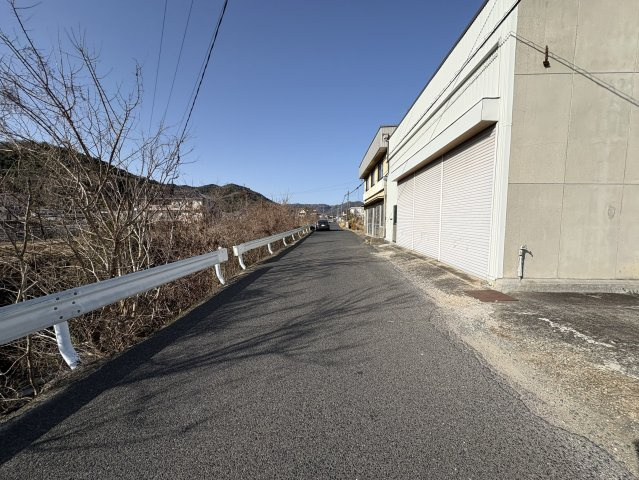 前面道路は交通量が比較的少なく、落ち着いた環境。車の出入りもしやすく、事業利用時の搬入出にも安心です。周辺は田園風景が広がり、開放感あるロケーション。のびやかな環境でゆったりとした時間が流れます。