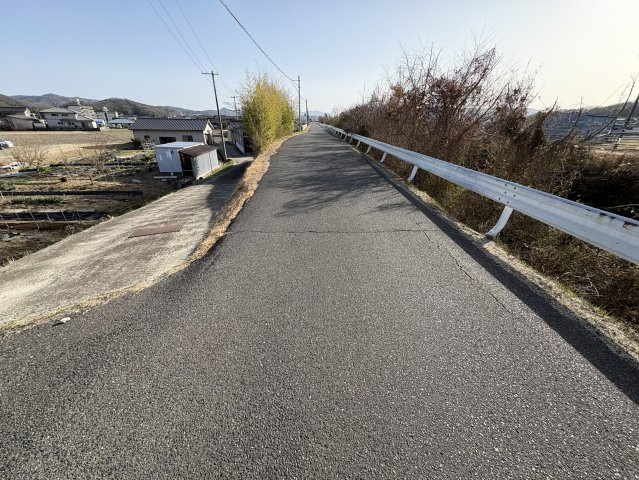 見通しの良い直線道路。道幅も確保されており、車の運転がしやすい環境です。周囲は住宅や田畑が広がり、静かな住環境。神辺町ならではのゆとりある住環境で、のびのびとした暮らしや事業活動が可能です。