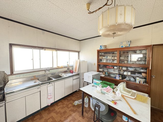 作業スペースも広く、ダイニングテーブルを置いてもゆとりがあります。収納家具も配置しやすい間取りで、家族での食事や団らんの場として活用可能。独立性があり、生活空間とメリハリをつけやすい点も魅力です。