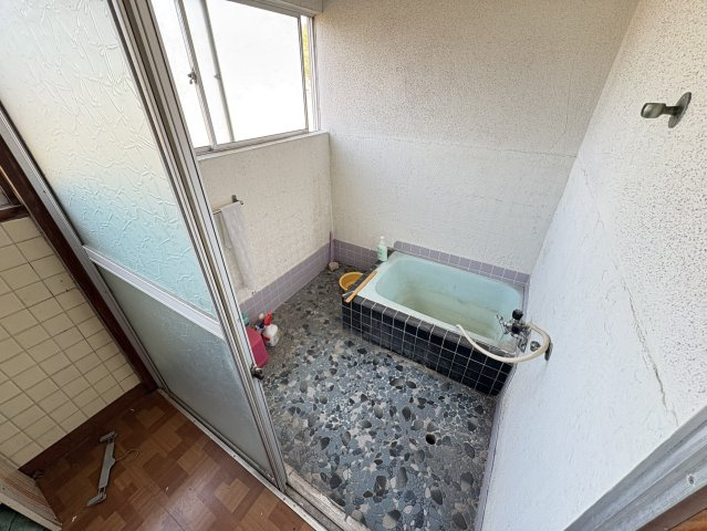 窓付きで換気がしやすい浴室。外光が入ることで昼間は明るく、清潔感を保ちやすい造りです。レトロな雰囲気を活かすも良し、リフォームで一新するも良し。ご家族のライフスタイルに合わせてアレンジいただけます。