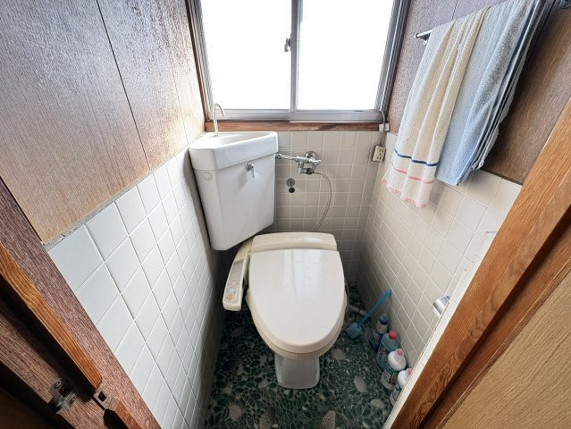 窓付きで明るさと換気を確保したトイレ空間。独立型でプライバシーが守られやすい配置です。コンパクトながら、日々の使い勝手も良好。床や内装をリフォームすることで、より清潔感のある空間へと変更可能です。