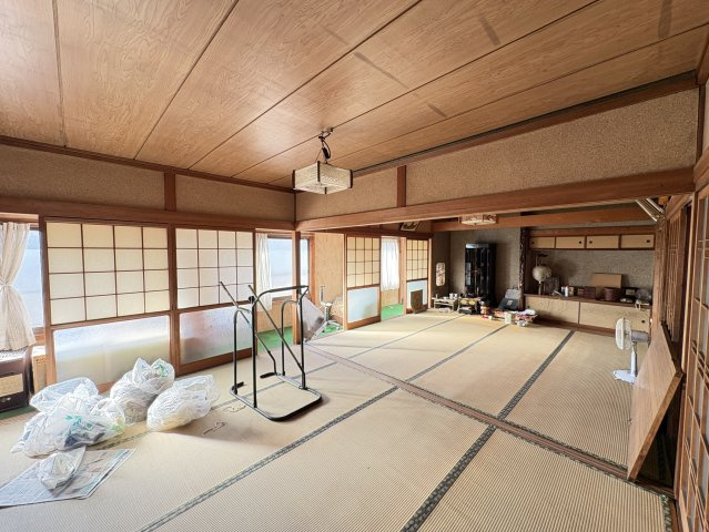 続き間仕様の広々とした和室空間。襖を開ければ大空間として利用でき、ご家族の集まりや来客時にも対応可能です。落ち着いた雰囲気が魅力。床の間や建具など、和の趣を活かした住まいづくりが楽しめます。