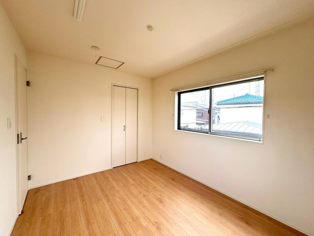 4LDK・WIC×4か所・ロフト、収納豊富な間取りです！南向きバルコニーで陽当り良好！リビングを通って階段を上がる間取りで、自然と家族が顔を合わせる機会が増えます。駐車スペース2台可(車種による)！