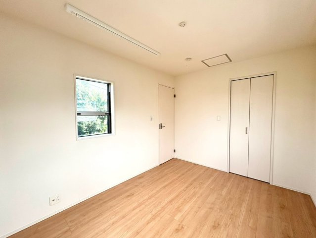 4LDK・WIC×4か所・ロフト、収納豊富な間取りです！南向きバルコニーで陽当り良好！リビングを通って階段を上がる間取りで、自然と家族が顔を合わせる機会が増えます。駐車スペース2台可(車種による)！