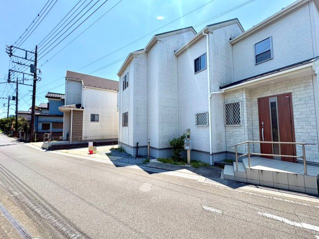 4LDK・WIC×4か所・ロフト、収納豊富な間取りです！南向きバルコニーで陽当り良好！リビングを通って階段を上がる間取りで、自然と家族が顔を合わせる機会が増えます。駐車スペース2台可(車種による)！