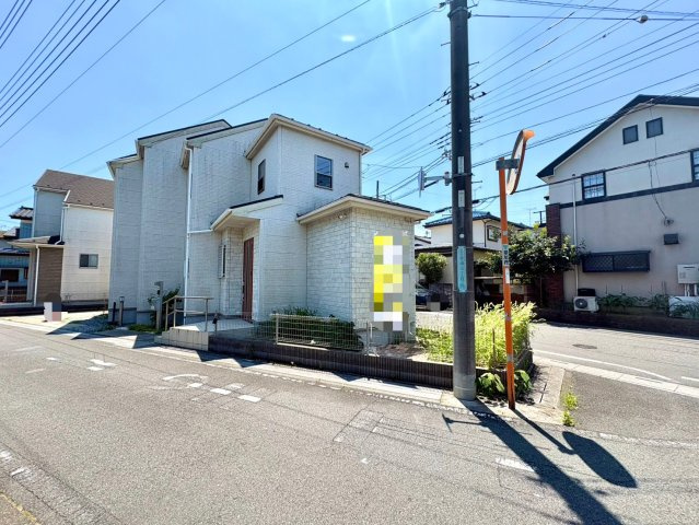 4LDK・WIC×4か所・ロフト、収納豊富な間取りです！南向きバルコニーで陽当り良好！リビングを通って階段を上がる間取りで、自然と家族が顔を合わせる機会が増えます。駐車スペース2台可(車種による)！