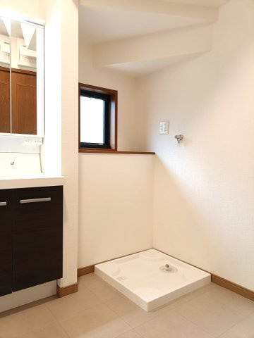 【室内洗濯機置き場】　室内に洗濯機置き場が設けられており、天候を気にせず洗濯作業を行えます。