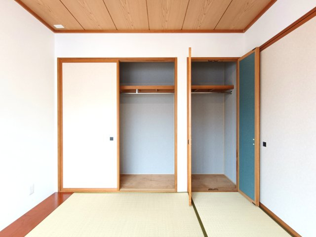 【和室約4.5帖　収納】　和室の押入れ収納は奥行きがあり、布団や季節物の収納に便利です。